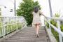 【画像】おじさん、女性のパンツをガン見してしまう