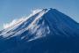 【唖然】閉山中の富士山に登ったDQN男性、トンデモない状況になる・・・