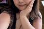 爆乳美女、谷間を見せつけながら謎の麺を食べる（画像あり）