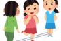女の子に声をかけられて妹と3人で遊ぶことに→夕焼けチャイムが鳴ったので帰ろうとしたら、女の子が「家に入れないから、〇〇ちゃん（私）達のおうちにいさせて」