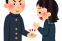 【ワロタ】卒業式で仲よかった子から私の所属する部活の先輩の第二ボタンをもらってきてほしいと頼まれた。が、私は2人に嘘をついた